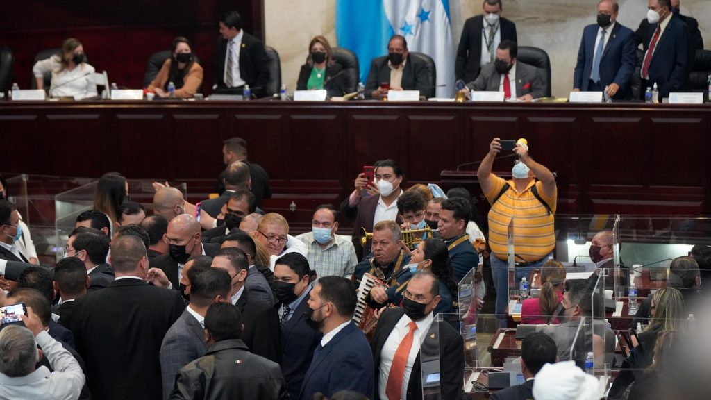 Diputados que fueron acusados de traidores en Libre, regresaron a su bancada y se abrazaron con sus compañeros. 