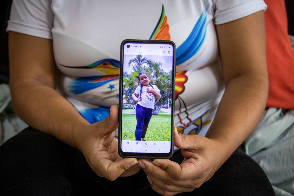 Shellby muestra una foto de su hija menor, Claudia Valeria tiene 6 años y está en primer grado. Foto: Revistazo. 10 de agosto de 2022, Tegucigalpa, Honduras.